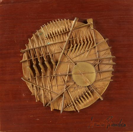 POMODORO ARNALDO (n. 1926) Disco. Bronzo e legno. Cm 18,50 x 18,50 x 3,50....