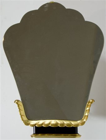 Specchio sagomato da parete con base in legno dorato finemente lavorato....