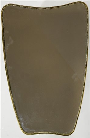 Specchio da parete con cornice in ottone sagomata. cm. 90x60.