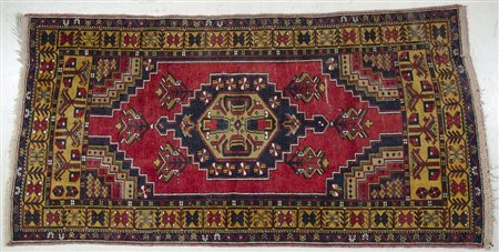 Tappeto persiano scuro, cm. 109x231.