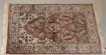 Piccolo tappeto in seta, cm. 76x125.