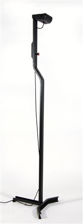 Sirrah: lampada a stelo in metallo nero, disegno di K. Takahama. H. cm. 185.