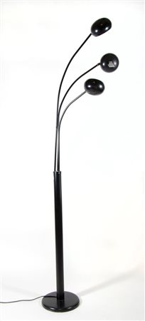 Piantana da terra in metallo nero a 3 luci. H. cm. 190. Anni '80.