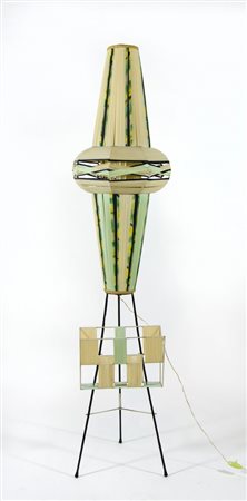 Lampada a stelo di forma romboidale in stoffa con struttura in metallo, con...