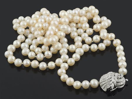Lunga collana di perle con chiusura in oro bianco ricoperta da brillanti.