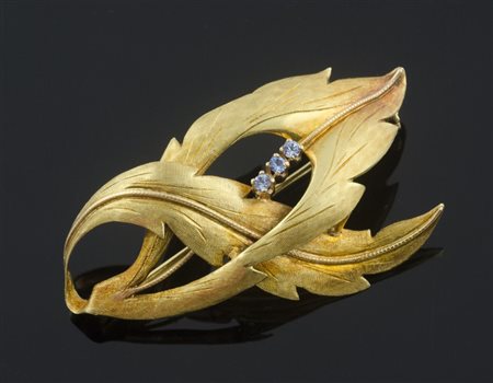 Spilla in oro giallo a forma di foglie con pietre colorate. Gr. 6.