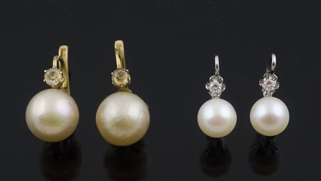 Due paia di orecchini a monachella con perla