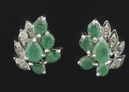 Orecchini oro bianco a forma di foglie con diamanti e smeraldi
