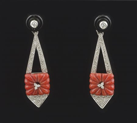 Orecchini pendenti in oro bianco e diamanti a forma di goccia squadrata con...