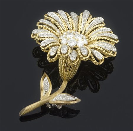 Spilla in oro giallo 18 kt a forma di fiore con diamanti taglio brillante per...