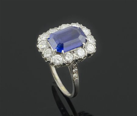 Anello a margherita in oro bianco con diamanti taglio brillante per ca ct 3,...