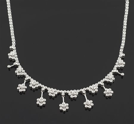 Collier in oro bianco ricoperto da piccoli diamanti con 5 pendenti a forma di...