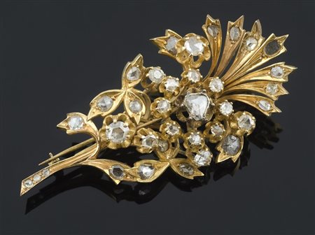 Spilla in oro giallo 18 kt a forma di ramo fiorito con diamanti misti taglio...