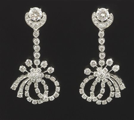 Orecchini pendenti in oro bianco completamente ricoperti da diamanti taglio...