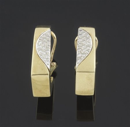 Orecchini a cerchio in oro giallo con al centro pavè di diamanti, gr 17,9