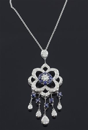 Collana in oro bianco con pendente di forma floreale ricoperto da diamanti e...