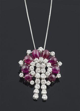 Collana in oro bianco con pendente-spilla con diamanti e rubini cabochon