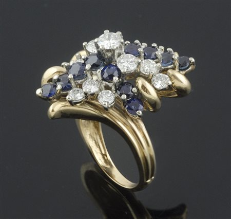 Anello in oro giallo con diamanti taglio brillante e zaffiri