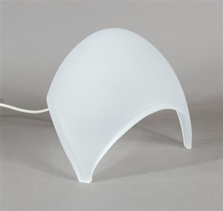 Martinelli Luce Lampada da comodino in vetro satinato opaco bianco.