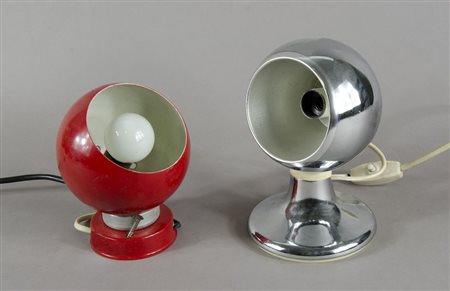 Lotto di 2 lampade da comodino in metallo cromato e laccato rosso. Anni '60.