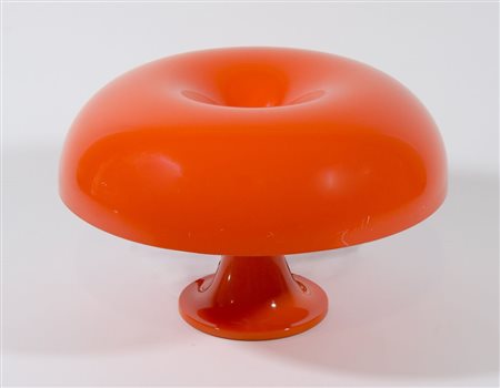 Artemide: lampada da tavolo arancione modello Nesso, disegno di G. Mattioli...