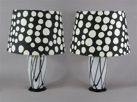 Coppia di lampade da tavolo in vetro incamiciato, con paralume. La Murrina...