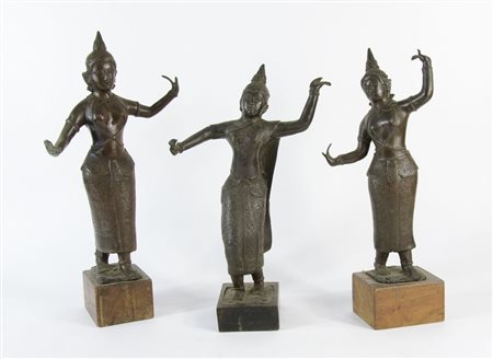 Lotto di 3 danzatrici orientali in bronzo,. H. tot cm. 49.