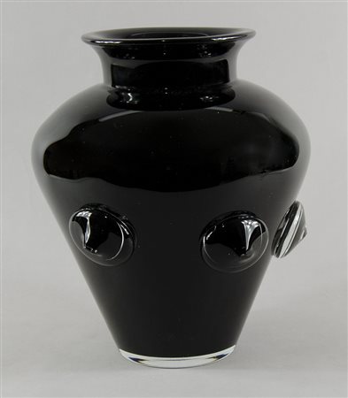 Carlo Moretti; grande vaso in vetro nero con applicazioni appuntite. Firma...