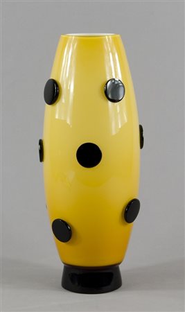 Arcade: vaso in vetro giallo e nero della serie "API". Disegno di Ivan Baj,...