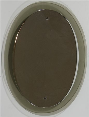 Specchio da parete di forma ovale con cornice in vetro fumè. cm. 75x55.