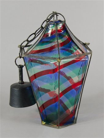 Venini: lanterna in vetro a striscerosso-blu-verdi e montatura in ferro.