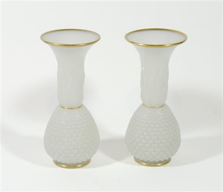 Coppia di vasi in vetro opalino lavorato, con bordi dorati. H. cm. 39.