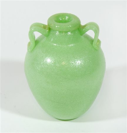 Vaso in vetro verde con manici sul collo. Murano. H. cm. 26.