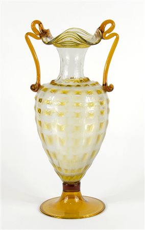 Grande coppa in vetro ambrato con manici laterali. H. cm. 47,ì.