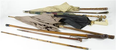 Collezione composta da bastoni e ombrelli con impugnature in materiali diversi.