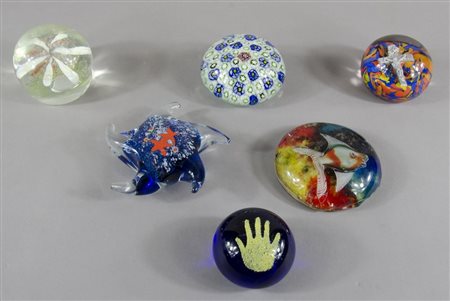 Lotto di 6 presspapier in vetro colorato.