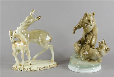 Lotto di 2 sculture in ceramica e porcellana policroma raffiguranti orsi e...