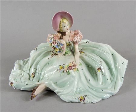 Scultura in ceramica policroma raffigurant gentildonna seduta con fiori. Anni...