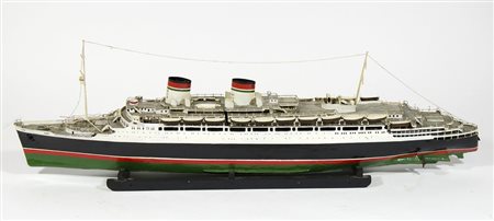 Modello di nave passeggeri in metallo dipinto, legno e corda. Lung. tot cm. 130.