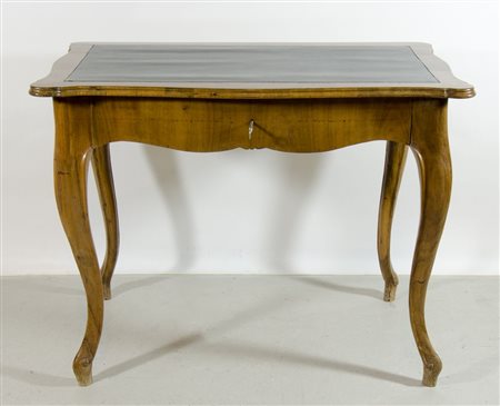 Scrivania rettangolare con piano sagomato rivestito in cuoio e cassetto...