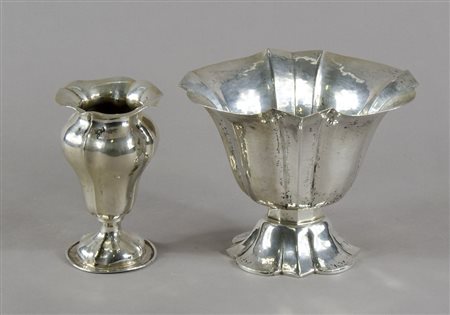 Lotto di 2 vasetti in argento. Gr. 550.