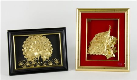 Lotto di 2 piastre a foglia oro 24kt raffiguranti pavoni, incorniciate.