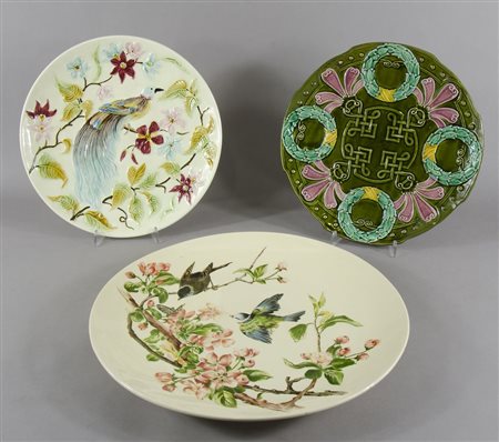 Lotto di 3 piatti in ceramica policroma tra cui Schutz Cilli. Misure diverse.