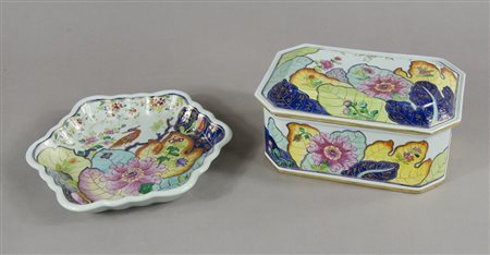 Lotto in porcellana policroma composto da scatola e cestino.