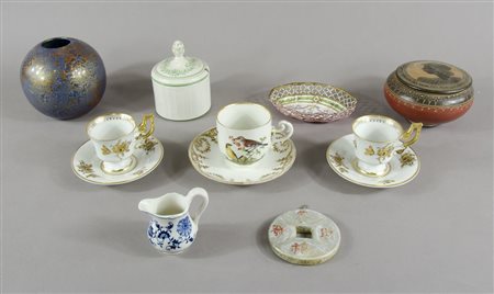 Lotto di vari oggetti in ceramica e porcellana.