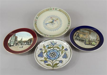 Lotto di 4 piatti vari in ceramica policroma.