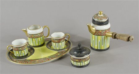 Servizio tete-a-tete in porcellana policroma composto da 8 pezzi.