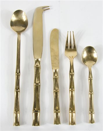 Set di posate in metallo dorato composto da 43 pezzi.