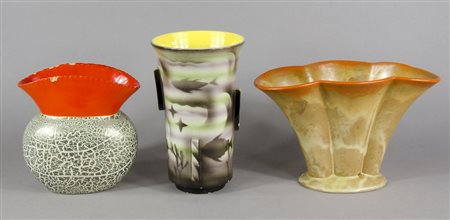 Lotto di 3 vasi in ceramica policroma. (difetti).