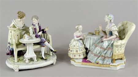 Lotto di 2 gruppi in porcellana policroma raffiguranti figure. Inizio XX...